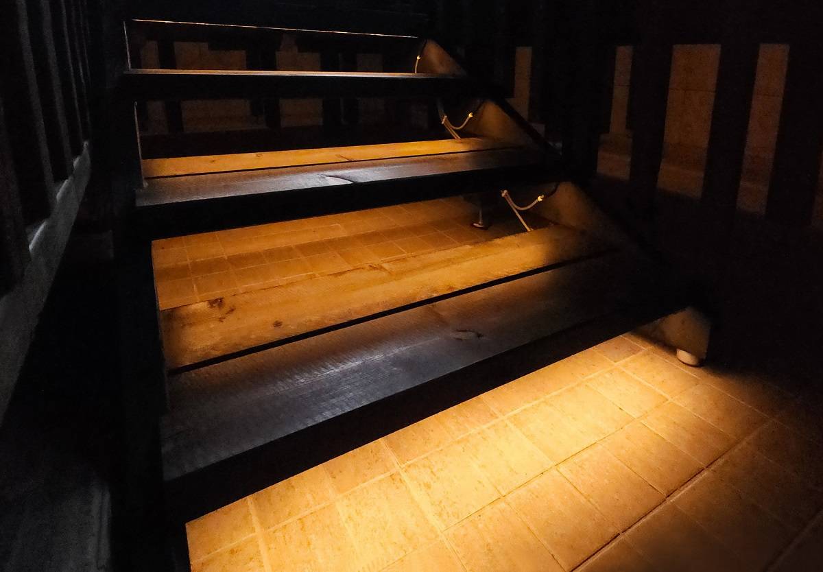 Au bas de l'escalier, une bande lumineuse LED facilite la marche. photo, The Punchers